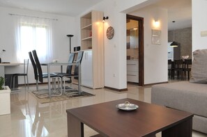 Televisio, takka, videopelikonsoli, DVD-soitin