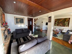 Smart TV, fireplace, ping pong - Gated community house, 5 suites, 24-hour security, fireplace, barbecue, Wi-Fi. (Campos do Jordão)