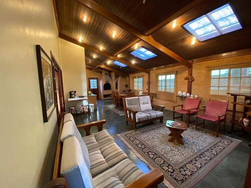 Gated community house, 5 suites, 24-hour security, fireplace, barbecue, Wi-Fi.