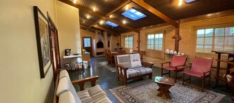 Gated community house, 5 suites, 24-hour security, fireplace, barbecue, Wi-Fi.