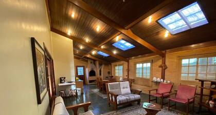 Gated community house, 5 suites, 24-hour security, fireplace, barbecue, Wi-Fi.