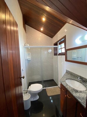 Een douche, een haardroger, zeep, toiletpapier