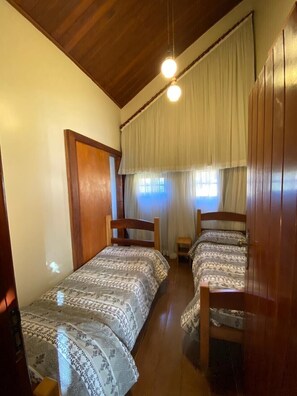 5 bedrooms, iron/ironing board, free WiFi - Gated community house, 5 suites, 24-hour security, fireplace, barbecue, Wi-Fi. (Campos do Jordão)