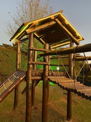 Property grounds - Gated community house, 5 suites, 24-hour security, fireplace, barbecue, Wi-Fi. (Campos do Jordão)