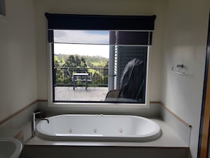 Amenidades de baño gratuitas, secadora de cabello, toallas