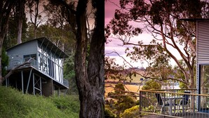Une cabane dotée d’une structure métallique et d’une terrasse, entourée d’arbres et offrant une vue sur un champ.