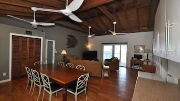 Smart TV, DVD player, livros, aparelho de som