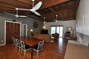 Smart-TV, DVD-spiller, bøker og stereoanlegg