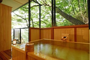 Suite (Relax) | Baño | Tina con regadera y tina con aguas termales 