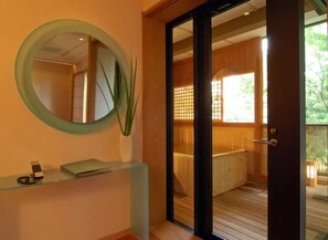Suite (Stylish) | Bar mini, peti besi dalam bilik, meja 