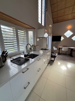 Kühlschrank, Mikrowelle, Ofen, Geschirrspüler