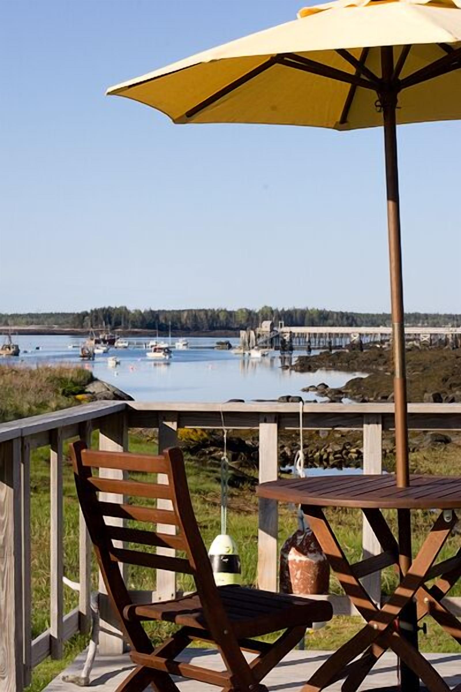 Sweet Cottage on Magical Point in Working Harbor