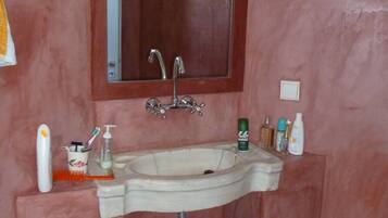 Suihku, hiustenkuivaaja, bidee, pyyhkeet