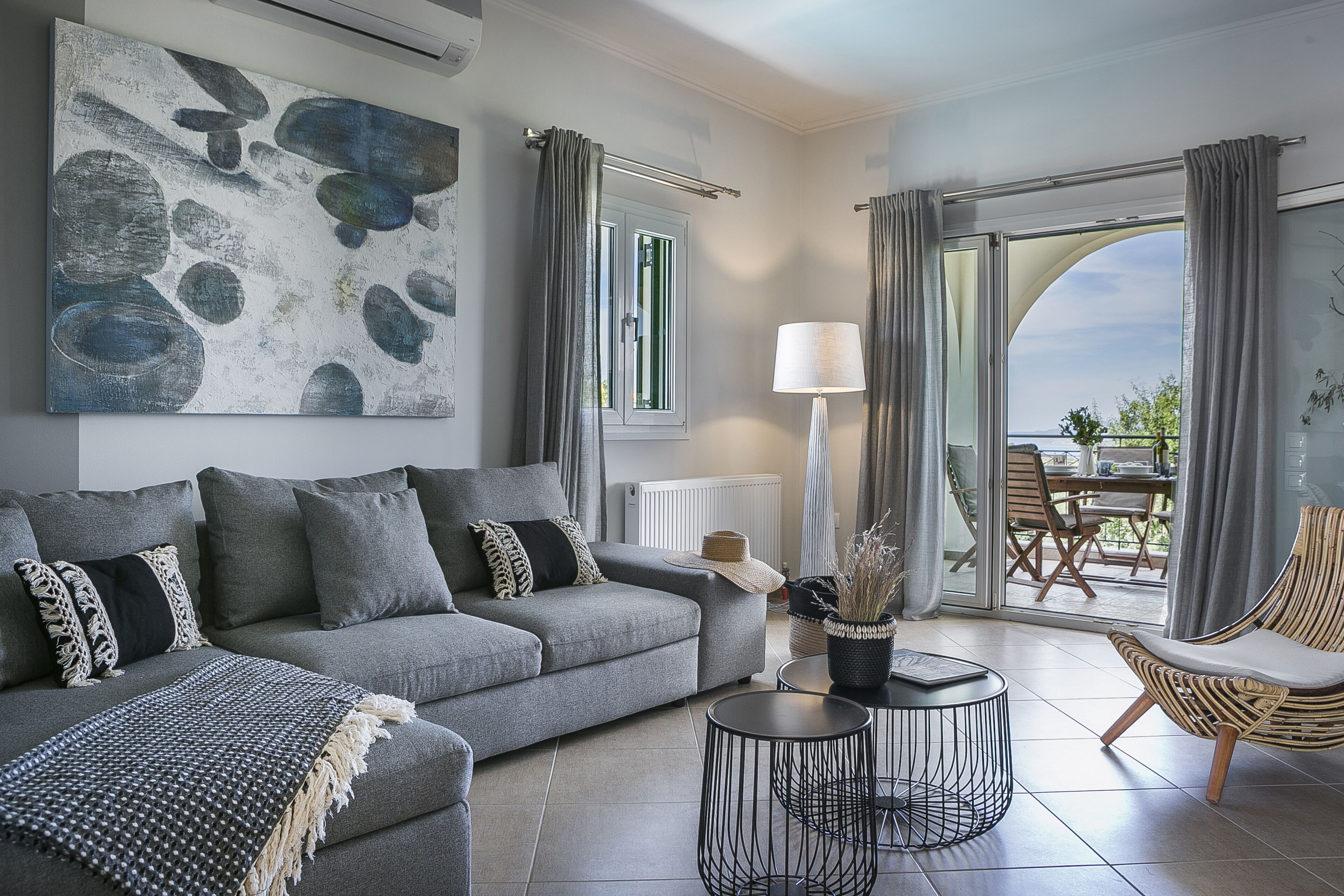 TV connectée, cheminée, jeux vidéo, lecteur de DVD