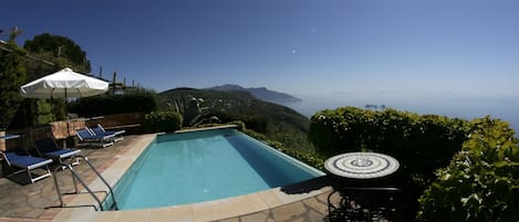 حمّام سباحة خارجي