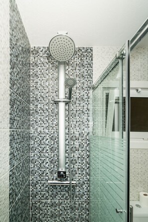 Shower, hair dryer, towels, soap - ÁTICO Martín, Las Zocas Holiday Home (Las Zocas)