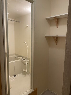 Perushuone, 2 makuuhuonetta, tupakointi kielletty, keittiö | Kylpyhuone | Suihkun ja ammeen yhdistelmä, ilmaiset hygieniatuotteet, hiustenkuivaaja