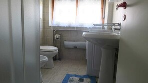 Een douche, een haardroger, een bidet