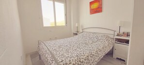 3 makuuhuonetta, tallelokero huoneessa, silitysrauta/-lauta