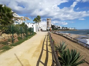 Playa en los alrededores, camastros y toallas de playa 
