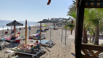Ubicación cercana a la playa, tumbonas y toallas de playa