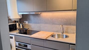 Frigorífico, microondas, horno y placa de cocina