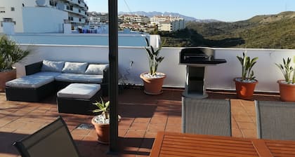 Schöne luxuriöse Wohnung mit großer Terrasse mit Blick auf das Meer und 300 m vom Meer entfernt.