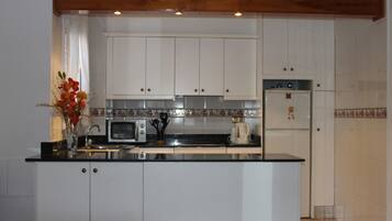 KĂŒhlschrank, Mikrowelle, Ofen, Herdplatte