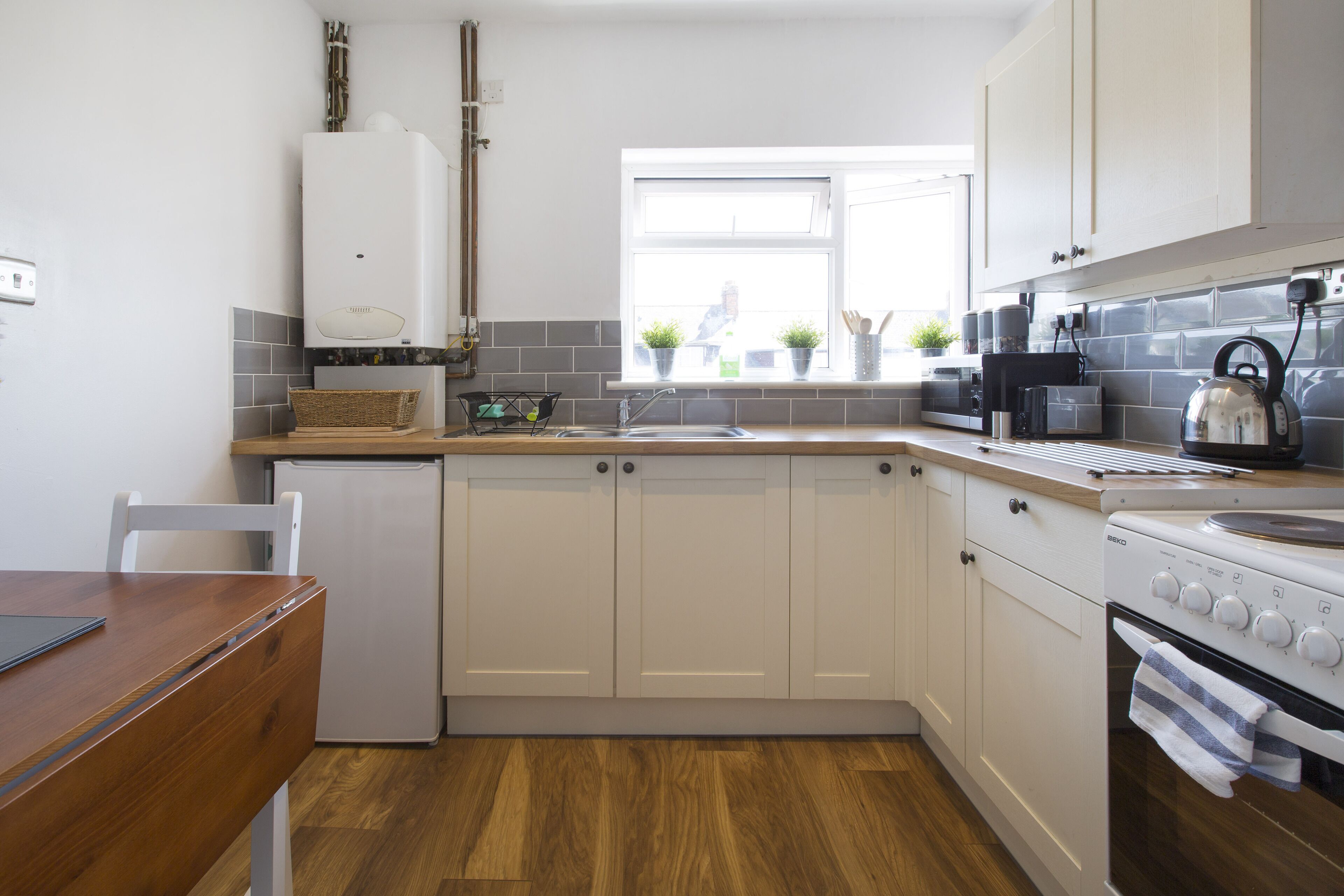 Jä äkaappi, mikroaaltouuni, uuni, liesi