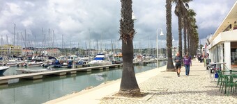 LAGOS apartment *Pool, Wifi, Aircon etc* Close to the beach and Marina!