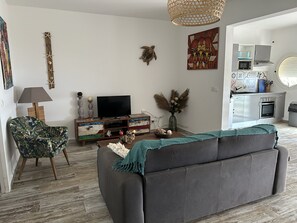 TV a schermo piatto, libri