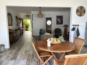 Dining - WATERFRONT APARTMENT ON THE SAND CRYSTAL BEACH (Saint Francois)