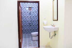 Quarto casal luxo, vista para o jardim | Banheiro | Chuveiro, produtos de toalete grátis, bidê, toalhas de banho