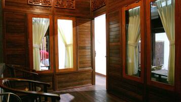 Dormitorio compartido de diseñador, vista al jardín | Wifi gratis y ropa de cama