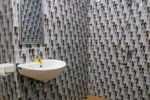 Douche, articles de toilette gratuits, bidet, serviettes fournies