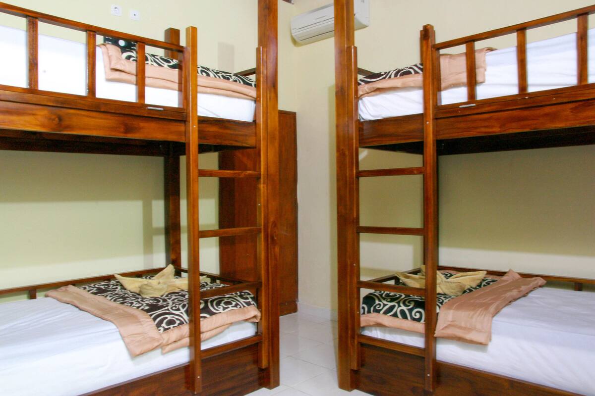 Dormitorio compartido de diseño, vistas al jardín | Wifi gratis y ropa de cama
