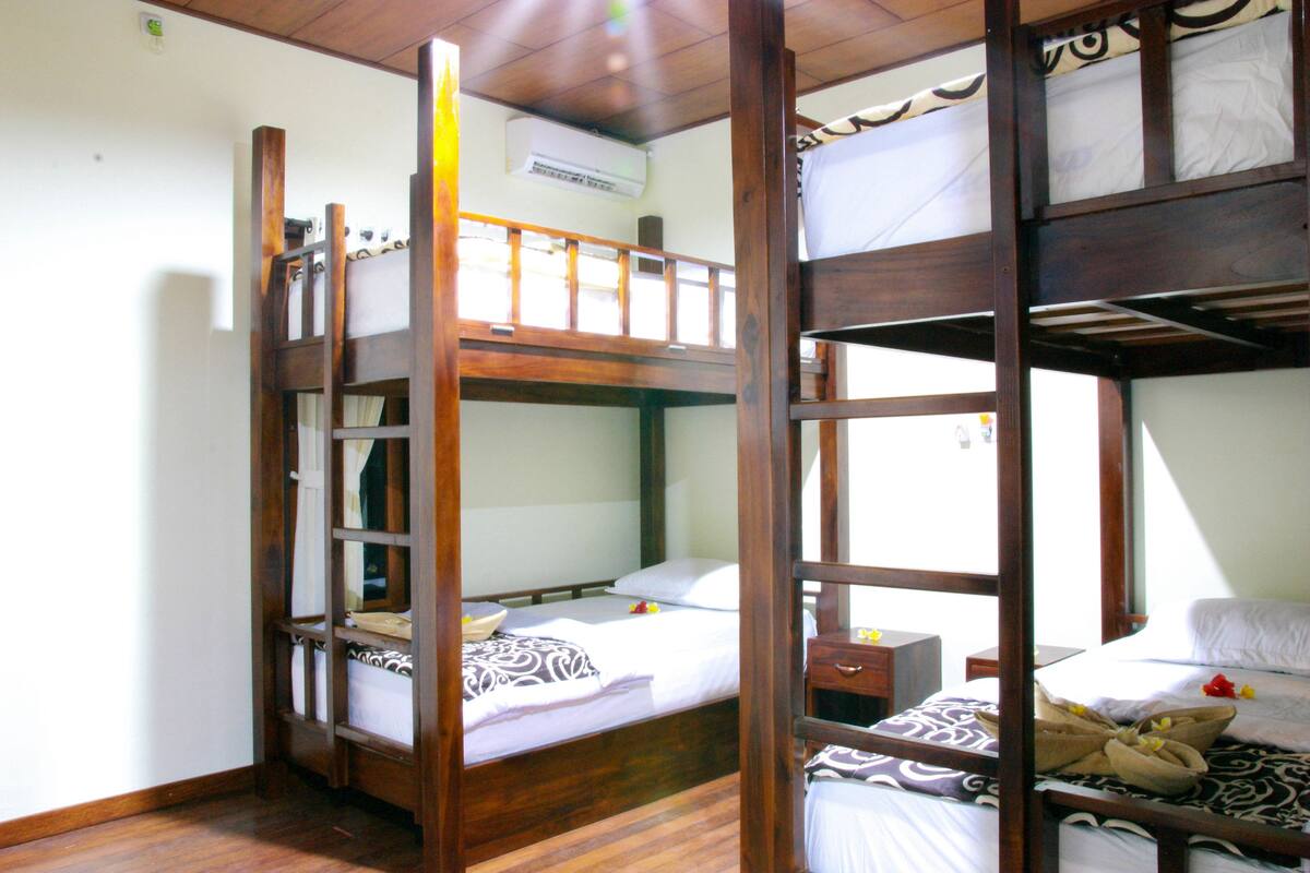 Dormitorio compartido de diseño, vistas al jardín | Wifi gratis y ropa de cama