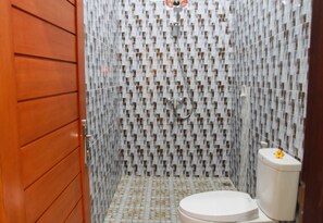 Dusche, kostenlose Toilettenartikel, Bidet, Handtücher