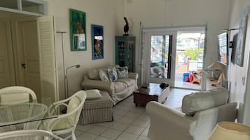 Smart-tv, boeken, een stereo en een printer