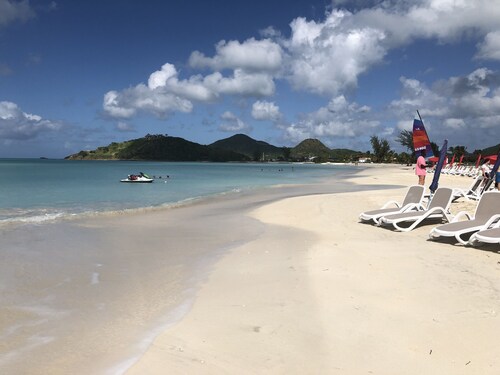 Luxury 2 Bedroom Villa 'Serenity' - Superb Deck and Garden - 3 mins South Beach 