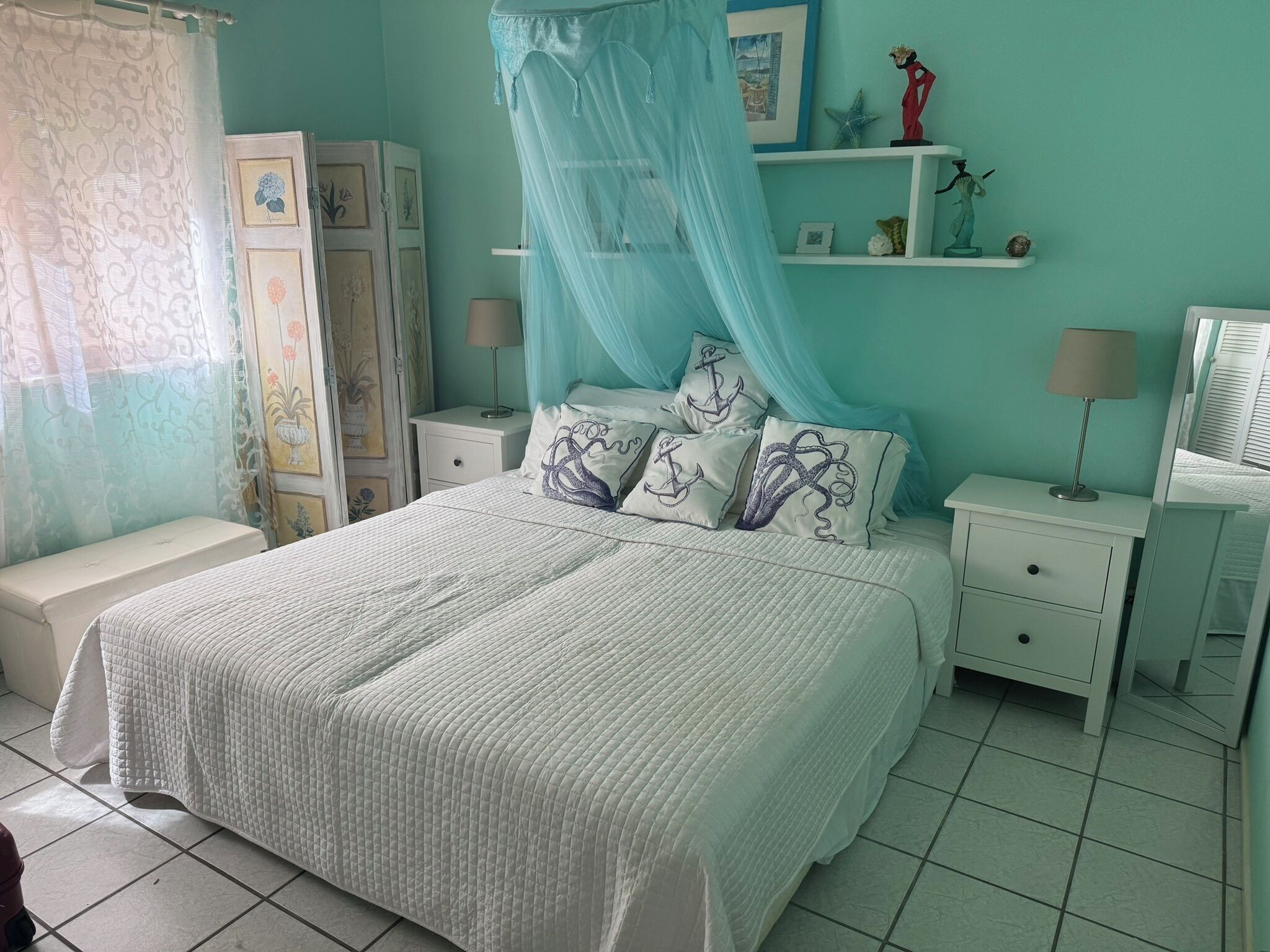 2 間睡房、房內夾萬、書桌、熨斗/熨衫板