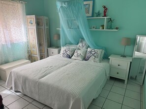 2 bedrooms, in-room safe, desk, iron/ironing board