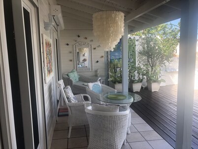 Luxury 2 Bedroom Villa 'Serenity' - Superb Deck and Garden - 3 mins South Beach 