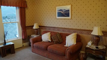 Fernseher, Kamin, DVD-Player, Bücher