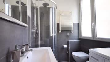 Haartrockner, Handtücher, Toilettenpapier