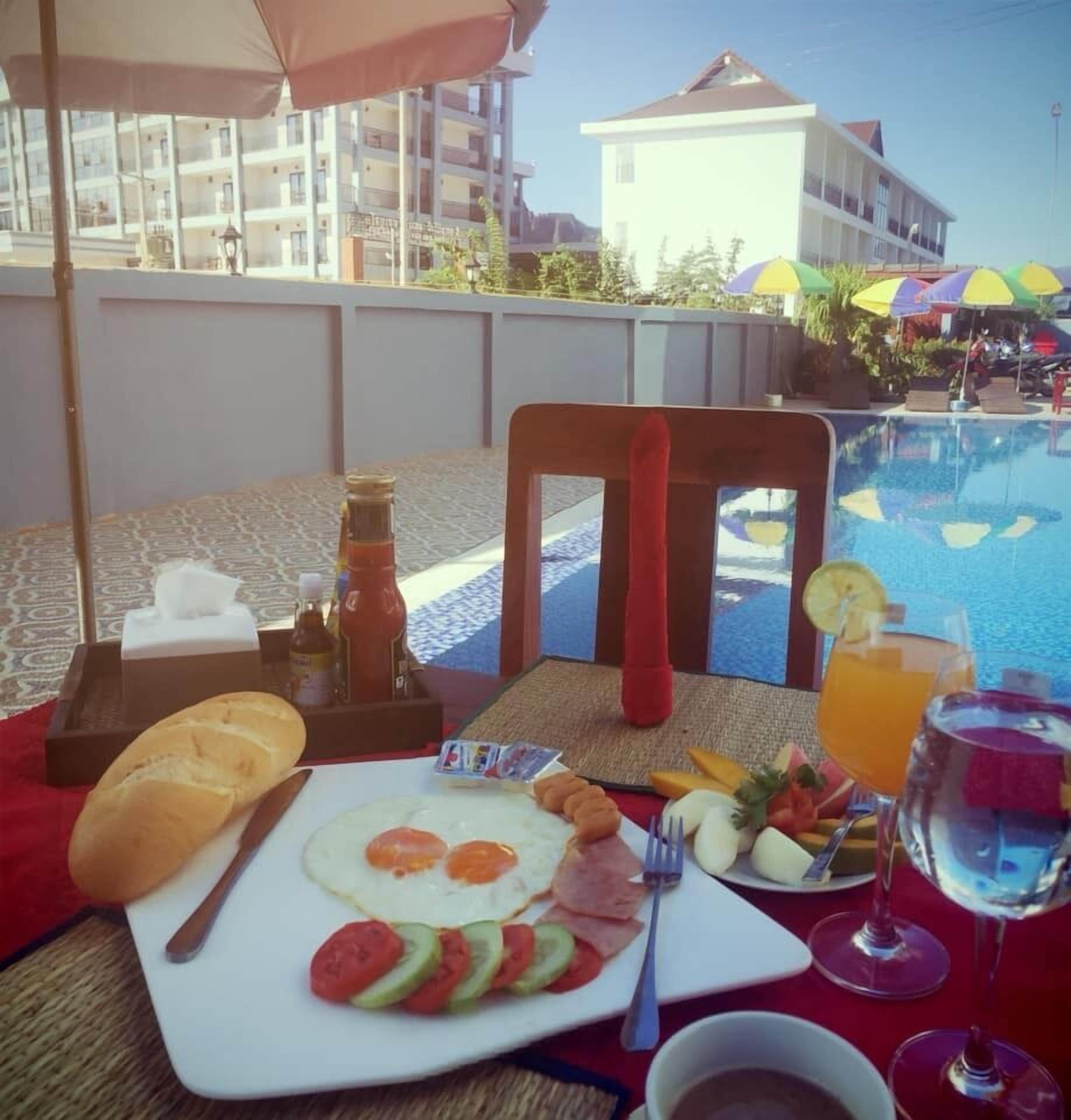 Free daily self-serve breakfast