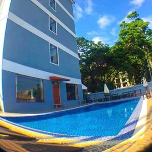 Outdoor pool - NuttyPhoy Hotel (Vang Vieng)