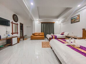 Exclusive Triple Room | Minibar, blackout curtains, free WiFi, bed sheets - NuttyPhoy Hotel (Vang Vieng)