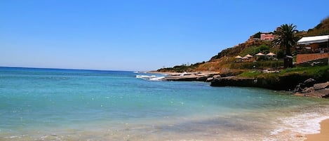 Una spiaggia nelle vicinanze