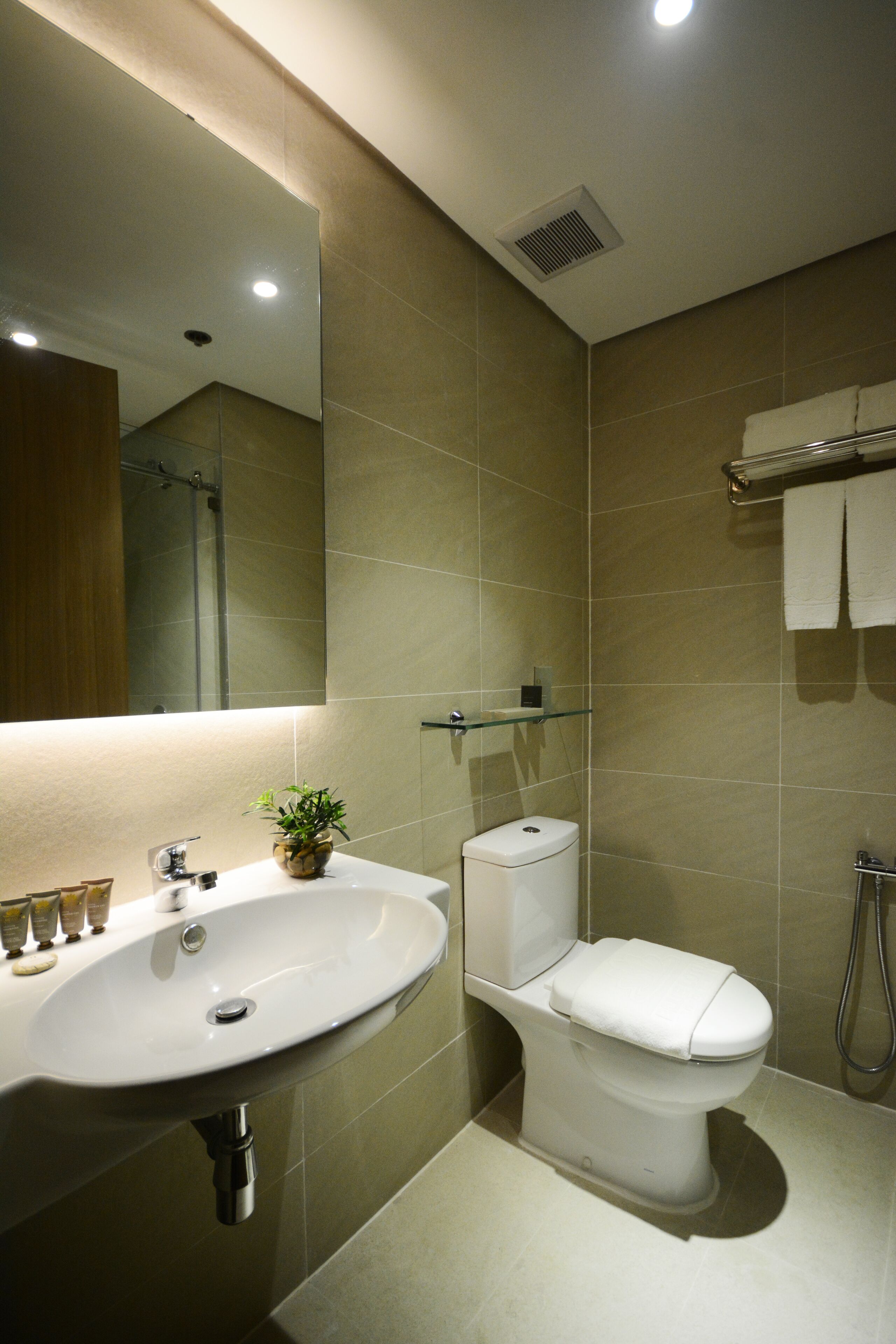 shower, rainfall showerhead, free toiletries, hair dryer